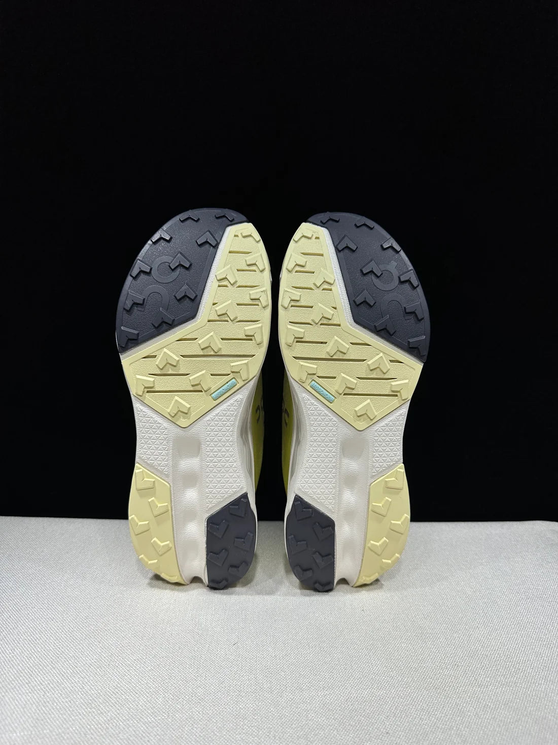 On Running Cloud Surfer Trail 2-Ivory Lime