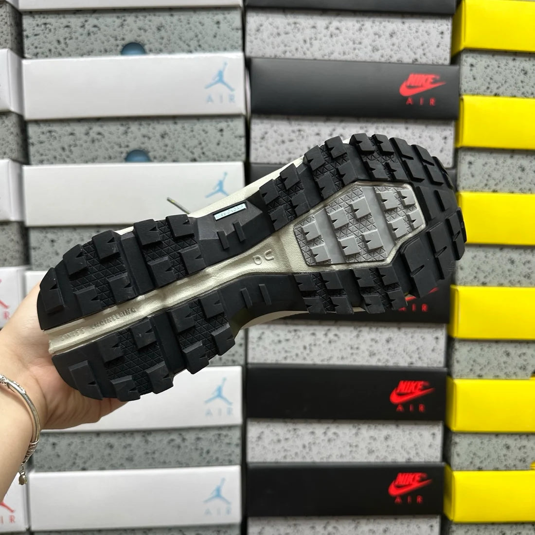 On Running Cloud Rock Mid Waterproof -Alloy Ice